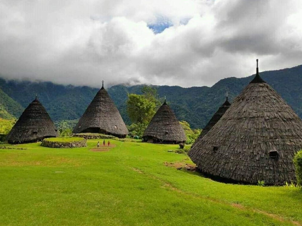 Wae Rebo Village and Komodo Trekk Tours 6D5N Wae Rebo Village and Komodo Trekk Tours 6D5N